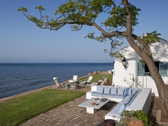 WATERFRONT VILLA EIGHT ROOMS WITH POOL