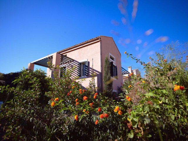 ELIATHOS FAMILY RESIDENCE HOUSE