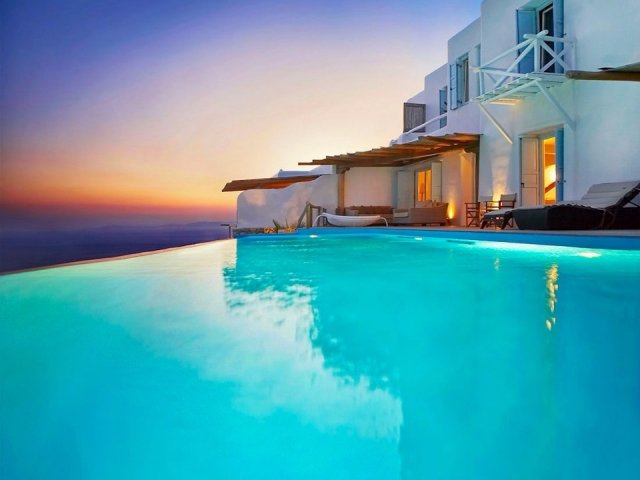 KINGS AND QUEENS VILLA