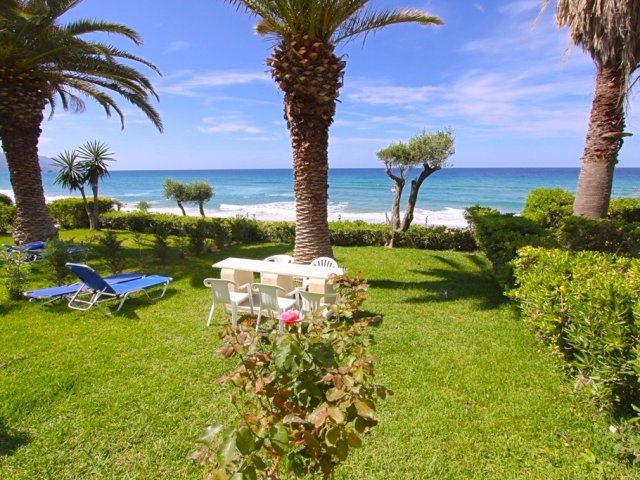 BEACHFRONT HOUSE AB3G