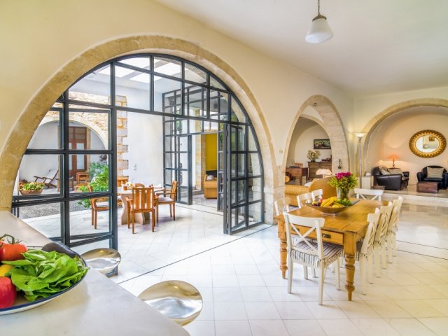 VILLA MAROULAS