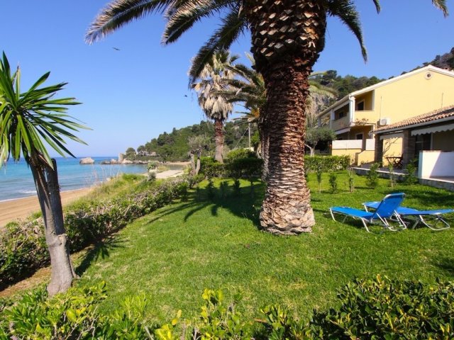 BEACHFRONT ONE LEVEL HOUSE AB4G