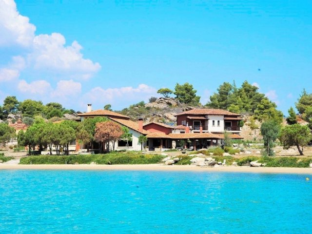 BEACHFRONT RESIDENCE NIKITI