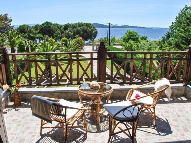 BEACHFRONT VILLA IN ATHOS