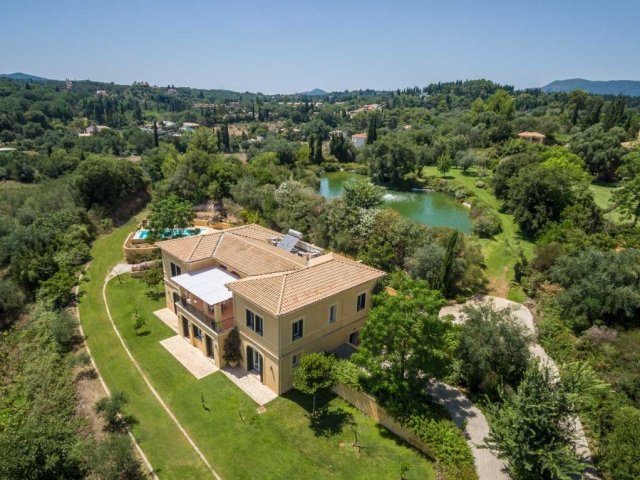 Villa Mylos by the lake