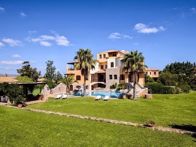 VILLA NATALI 7 BEDROOMS AND ONE STUDIO