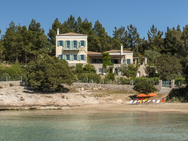 VILLA ELECTRA BEACHFRONT